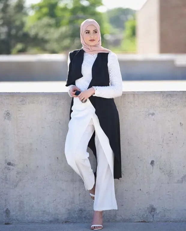 Inspirasi outfit hitam putih hijab untuk acara formal