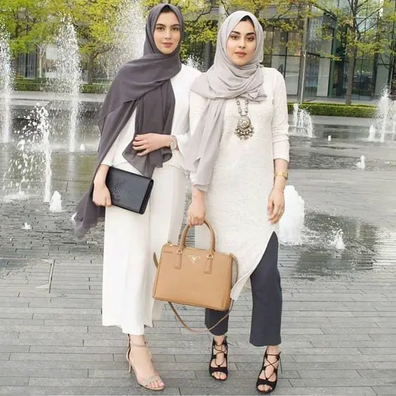 Contoh outfit elegan nonton bioskop hijab: dress simple, hijab pashmina, dan high heels