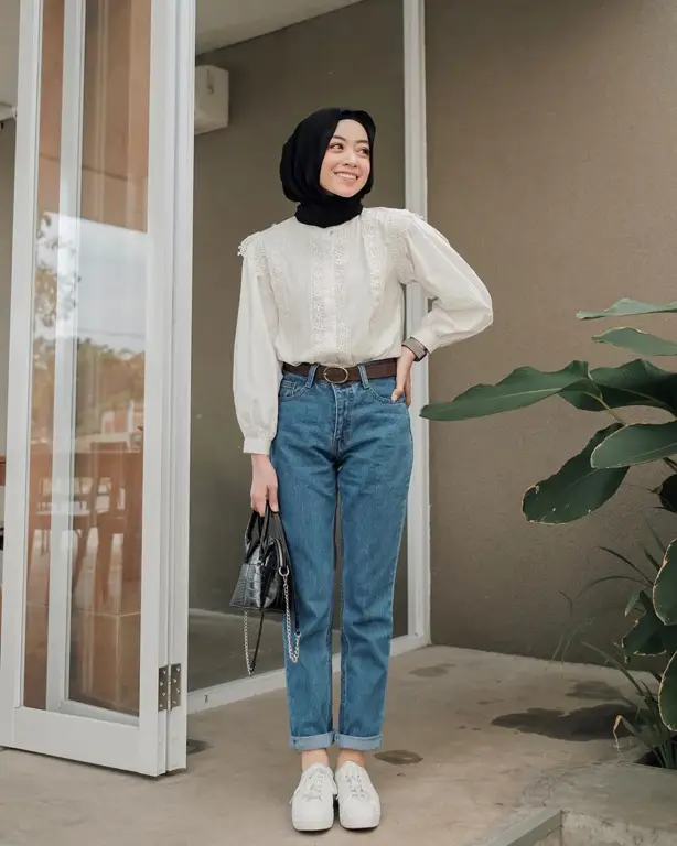 Gaya hijab kasual dengan kemeja putih dan jeans