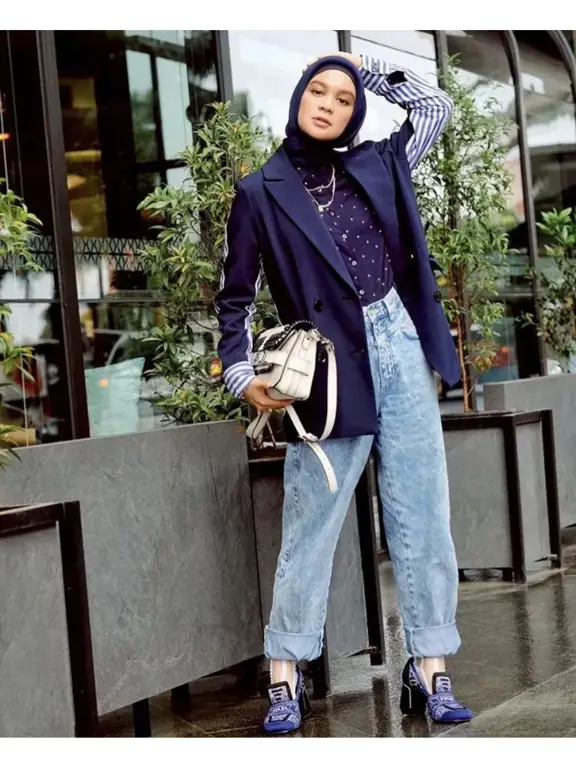 OOTD trendy hijab dengan boyfriend jeans