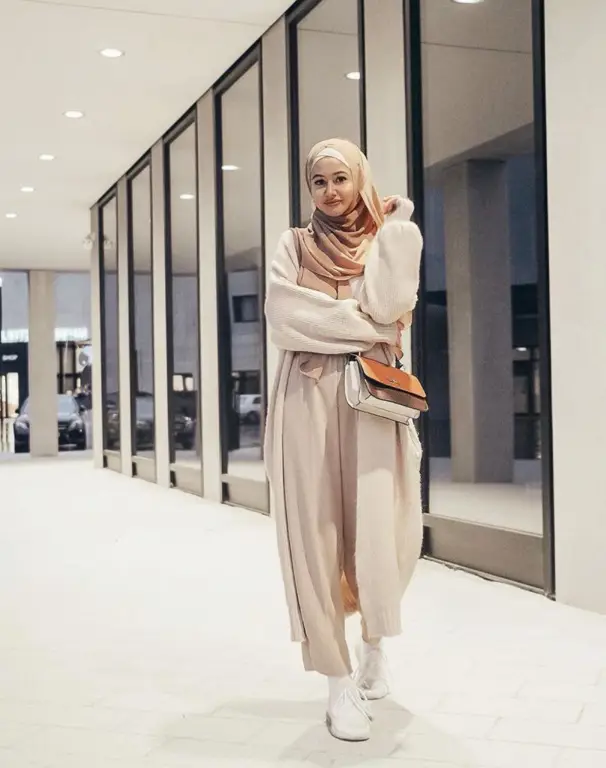 Outfit hijab modis untuk mahasiswi yang stylish dan kekinian