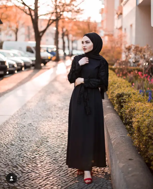 Inspirasi OOTD Kaos Hitam Hijab