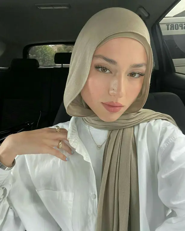 OOTD hijab yang estetis dengan kacamata hitam