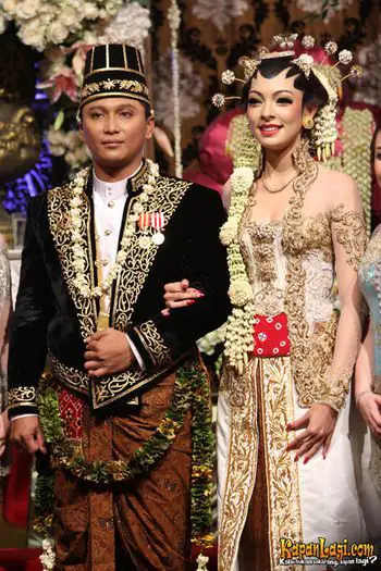 Model baju pengantin elegan dan seksi dengan desain modern