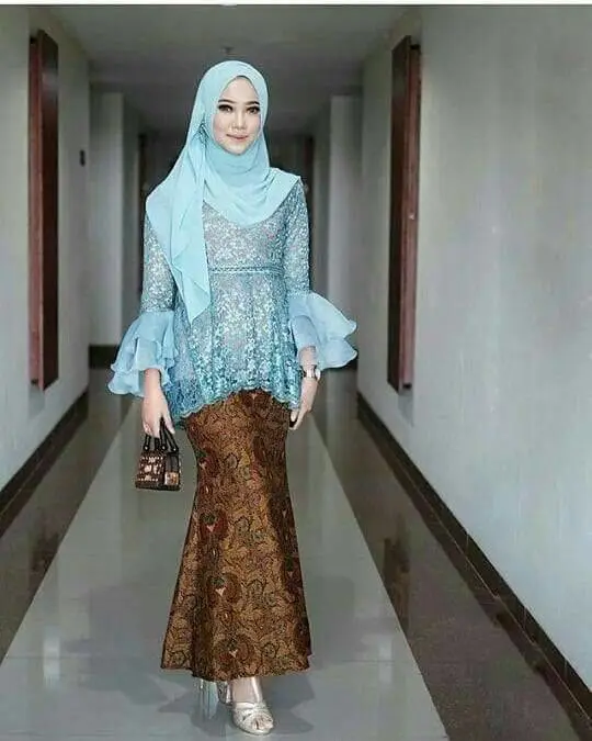 Model kebaya modern brokat hijab dengan sentuhan modern