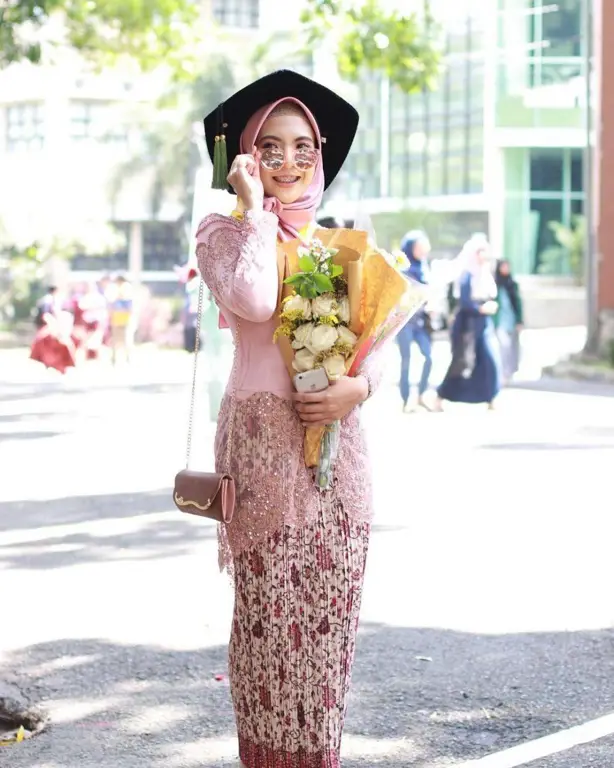 Inspirasi OOTD Kebaya Wisuda Hijab Modern