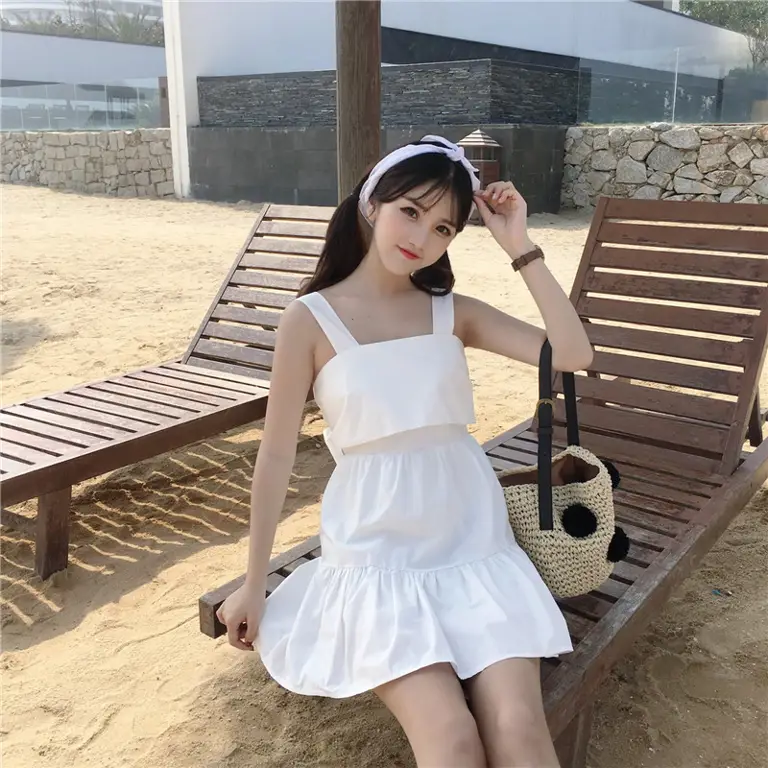 Wanita cantik mengenakan baju pantai bergaya Korea