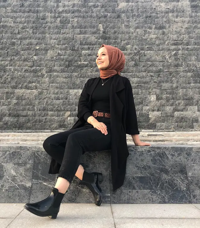 OOTD hijab kasual dengan baju hitam