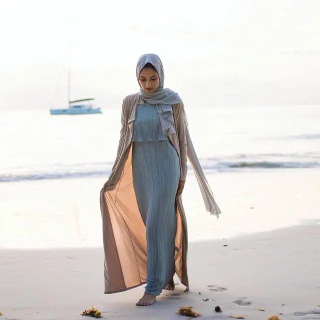 Contoh outfit hijab pantai yang modis dan nyaman