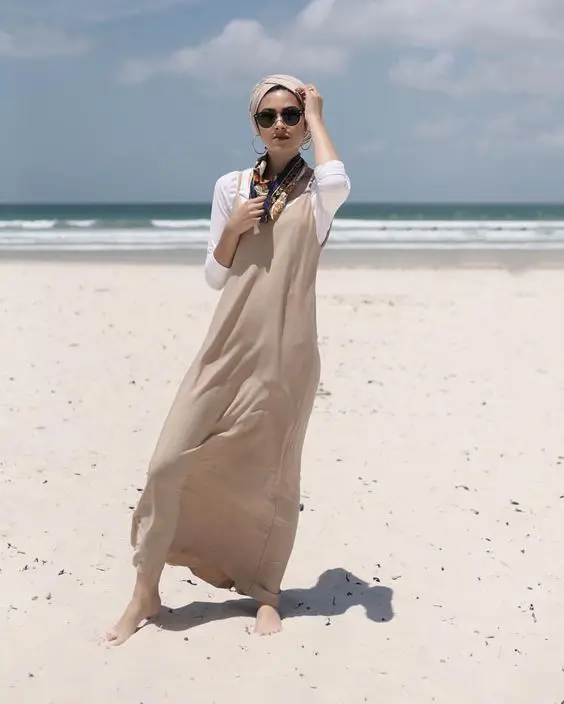 Ide OOTD baju pantai hijab yang stylish