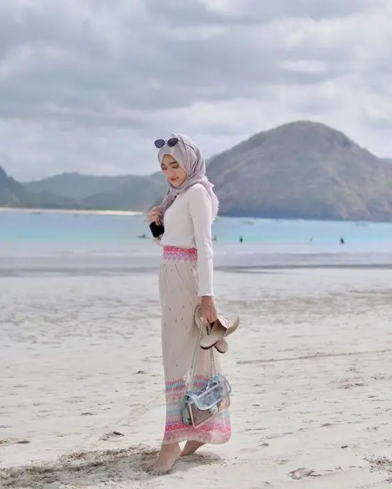 Contoh outfit hijab stylish untuk liburan pantai