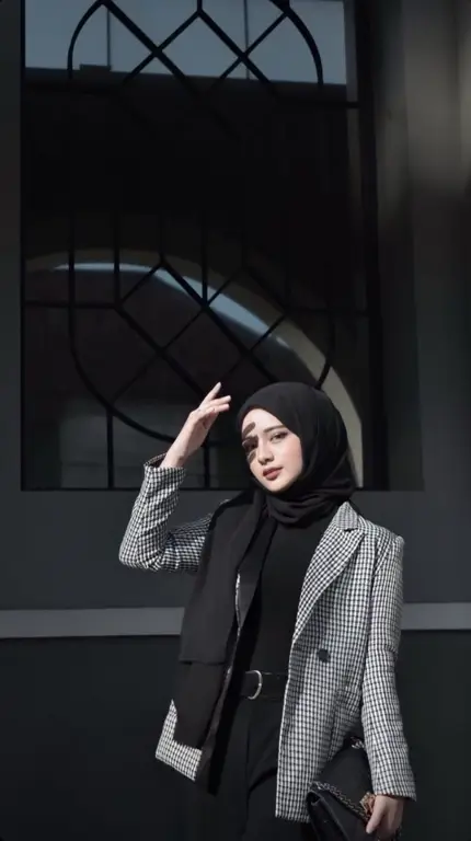 Outfit Monokrom Hijab Kasual