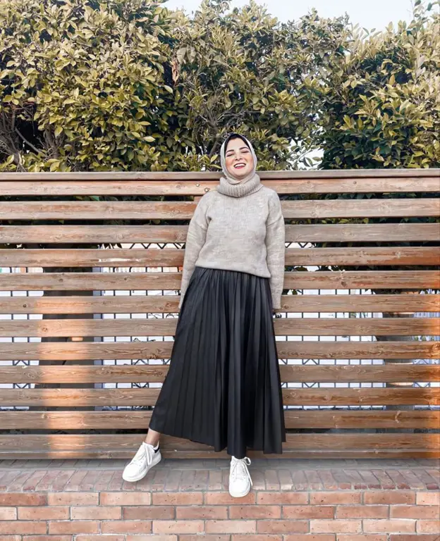 Inspirasi outfit sweater hijab kasual