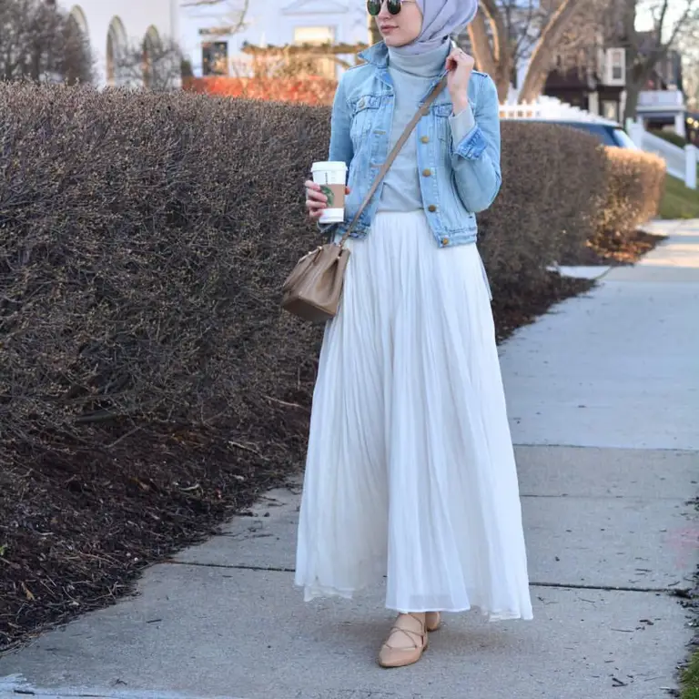 Inspirasi OOTD rok jeans hijab dengan atasan polos