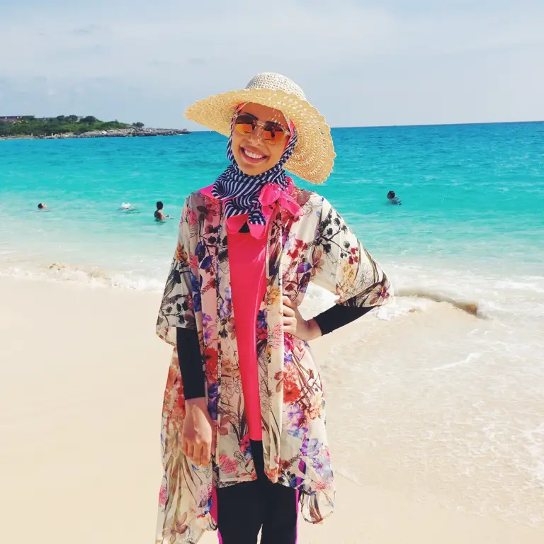 OOTD Hijab Pantai Kasual: Kaos Polos, Celana Jeans, dan Cardigan