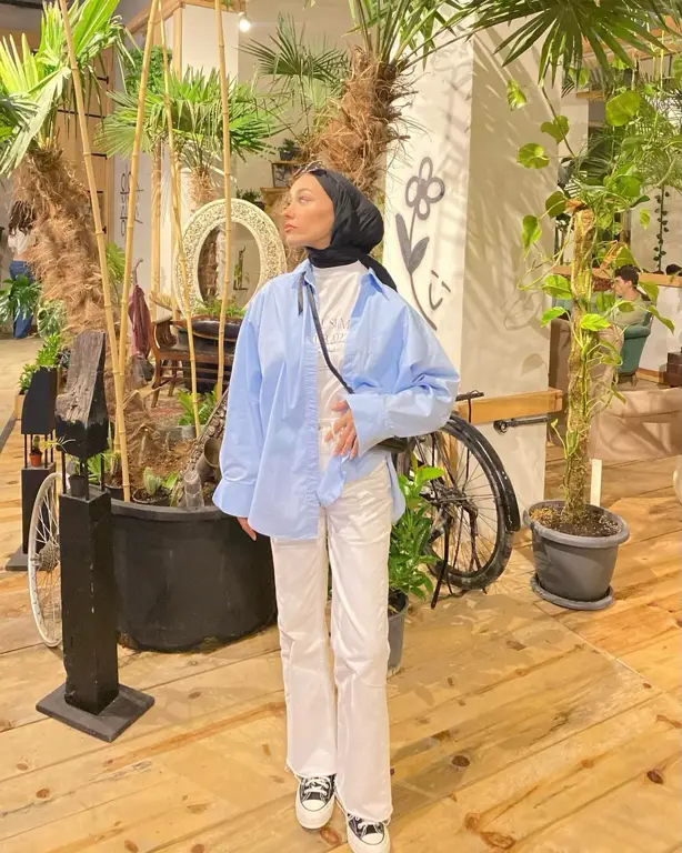 Oufit kasual nonton konser dengan hijab