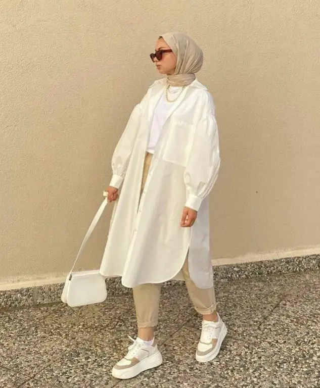 Ootd hijab kasual dengan baju putih