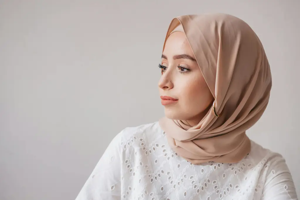 Wanita mengenakan hijab crot yang stylish