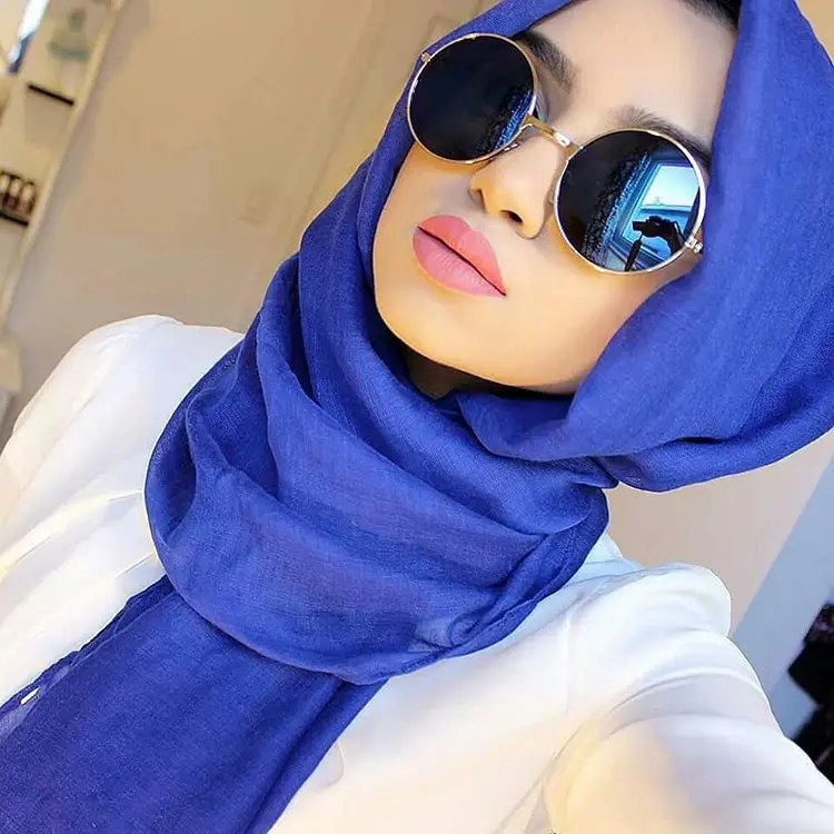 Foto gaya hijab stylish dengan masker dan kacamata hitam