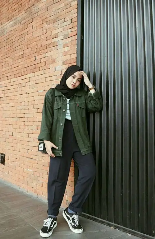 Inspirasi OOTD Jaket Jeans Crop Hijab