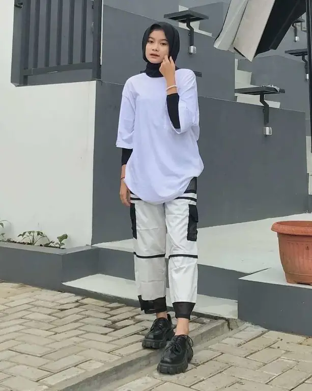 Ootd hijab kasual dengan kaos oversize