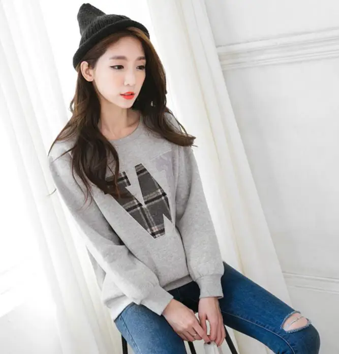 Wanita cantik mengenakan sweater Korea