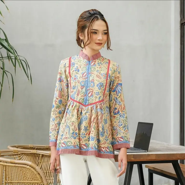 Model tunik batik modern dan stylish untuk wanita berhijab