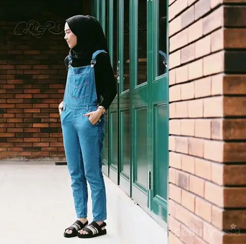 OOTD Overall Jeans Hijab Chic dan Modern