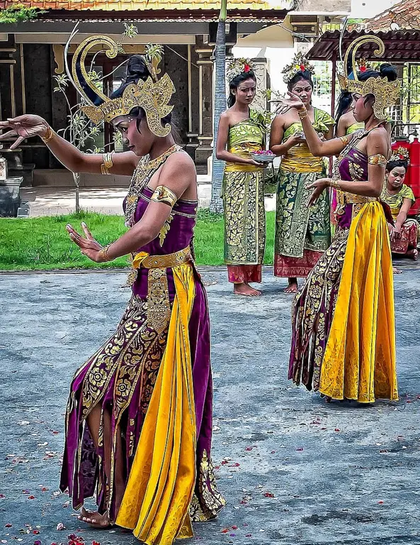 Penari Bali menampilkan tarian tradisional