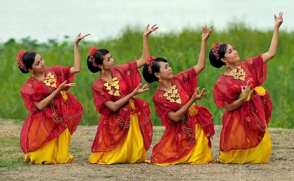 Pertunjukan tari tradisional Indonesia