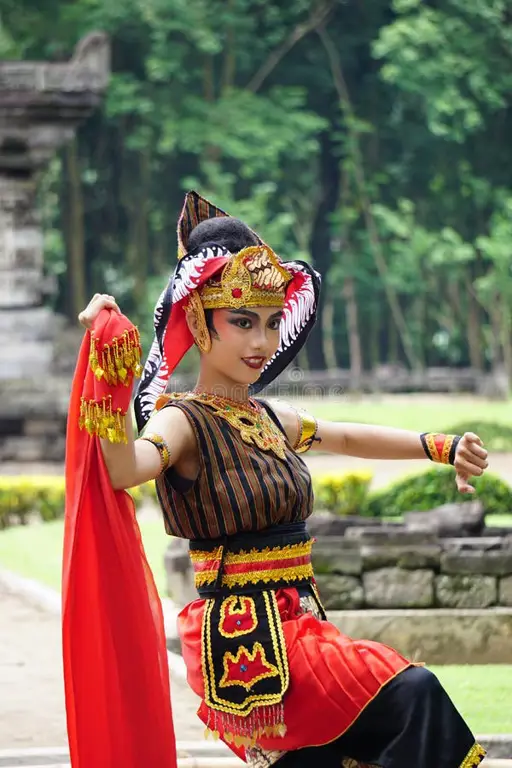 Penari sedang melakukan tari tradisional Indonesia