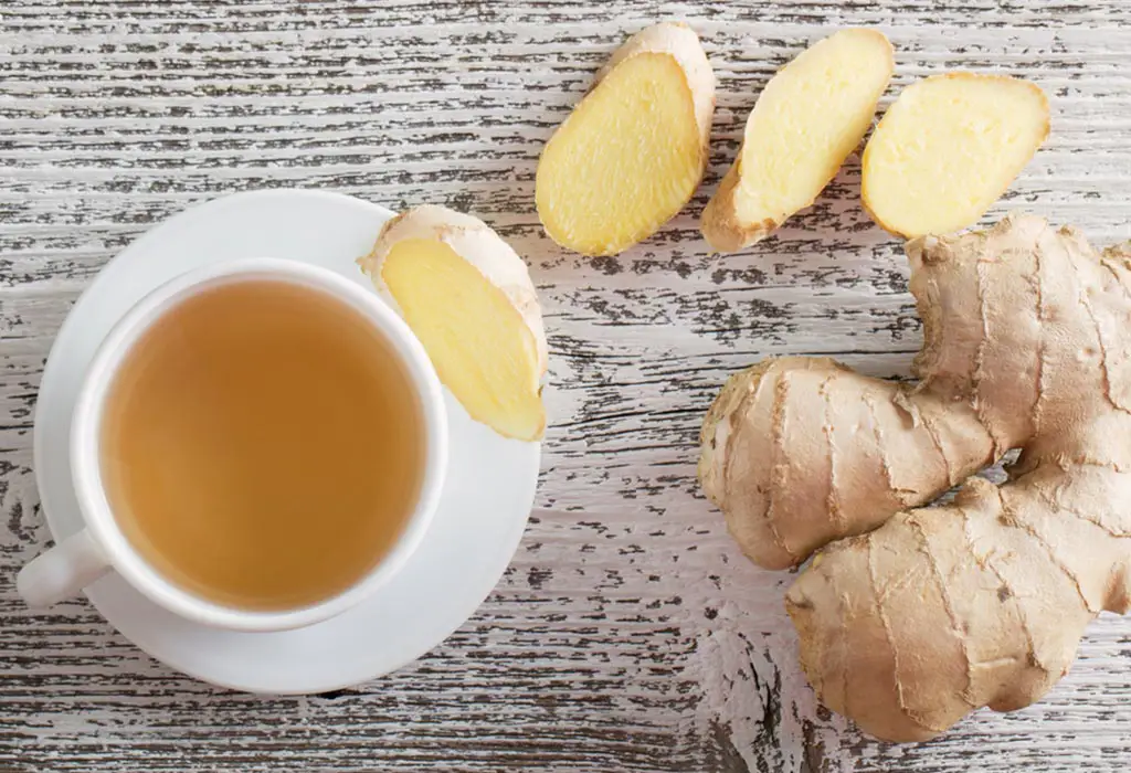 Ibu menyusui sedang minum teh jahe