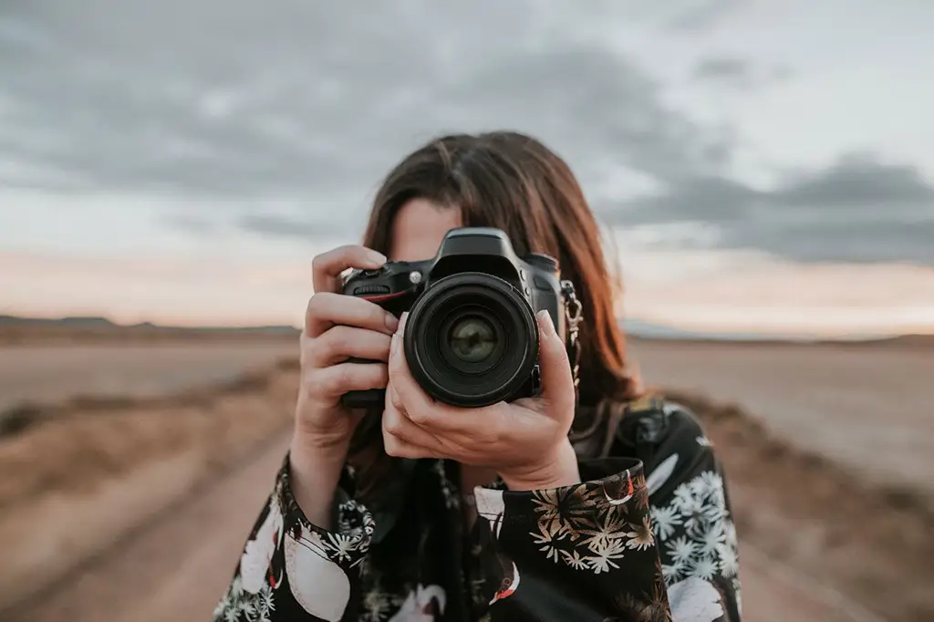 Fotografer profesional sedang mengambil foto dengan efek bokeh