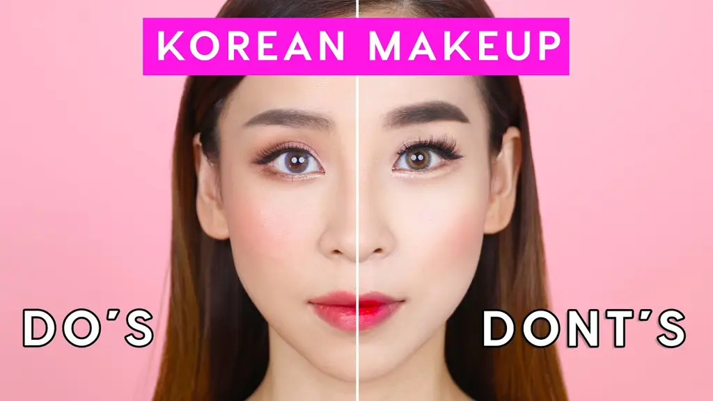 Seseorang sedang mengaplikasikan makeup ala Korea