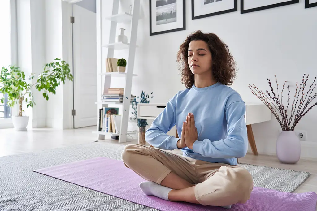 Gambar yang menunjukkan teknik manajemen stres, seperti meditasi atau yoga.