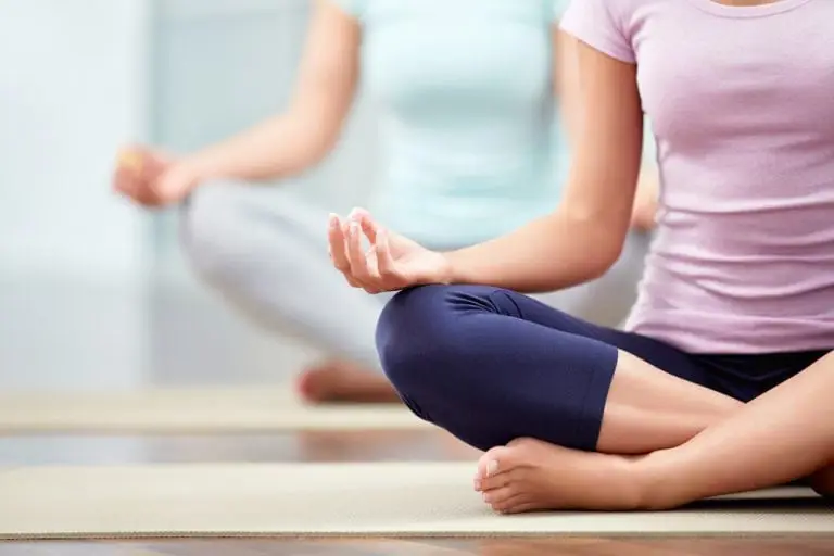 Gambar yang menunjukkan teknik relaksasi seperti meditasi atau yoga.