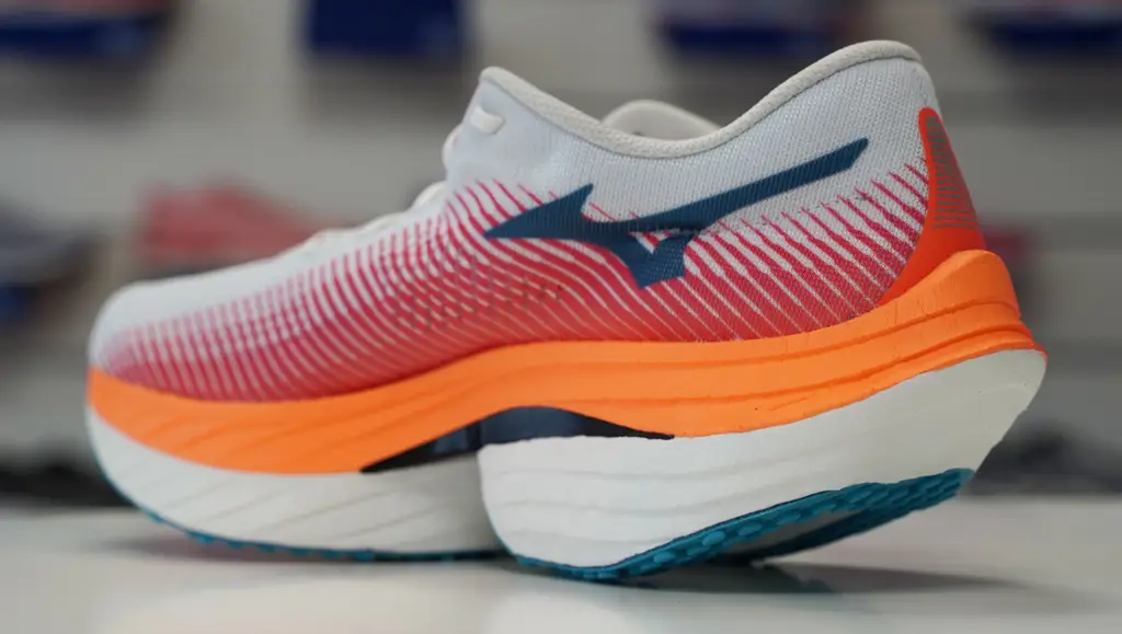 Ilustrasi teknologi Mizuno Wave, U4icX, dan X10 pada sepatu Mizuno Chaoyang.