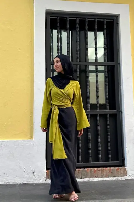 Contoh outfit hijab hangat untuk liburan di pegunungan