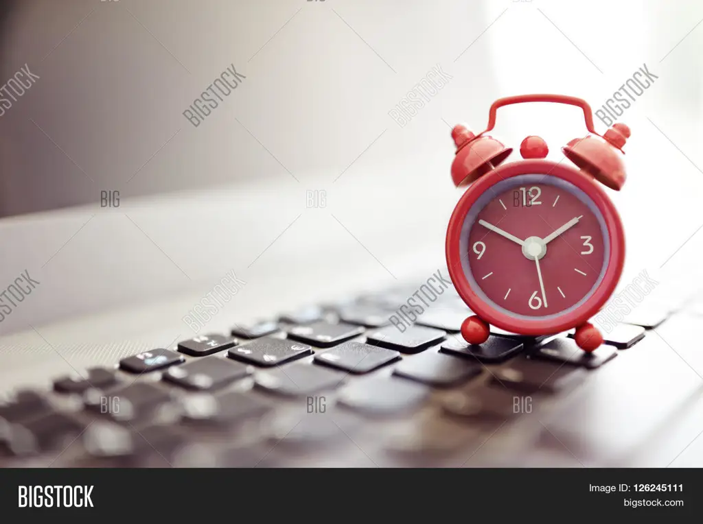 Jam alarm di samping laptop