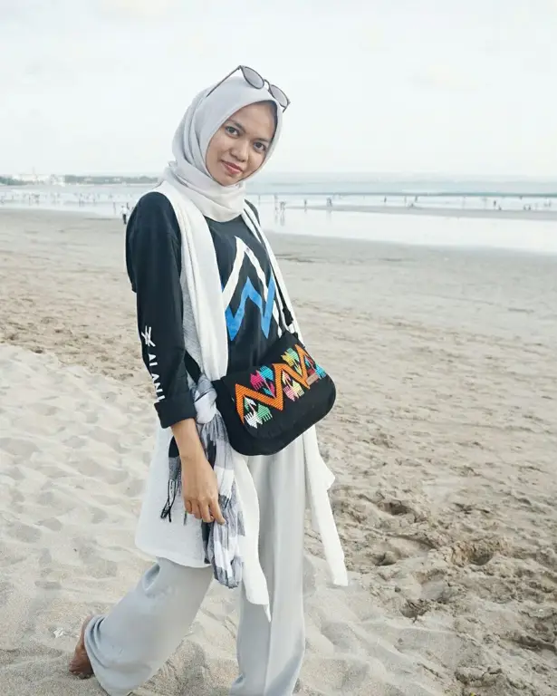 Tampil cantik dan modis dengan baju pantai hijab simple