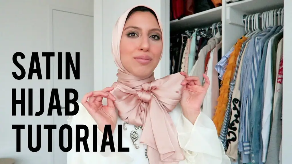 Cara memadukan hijab dengan gaun bridesmaid satin