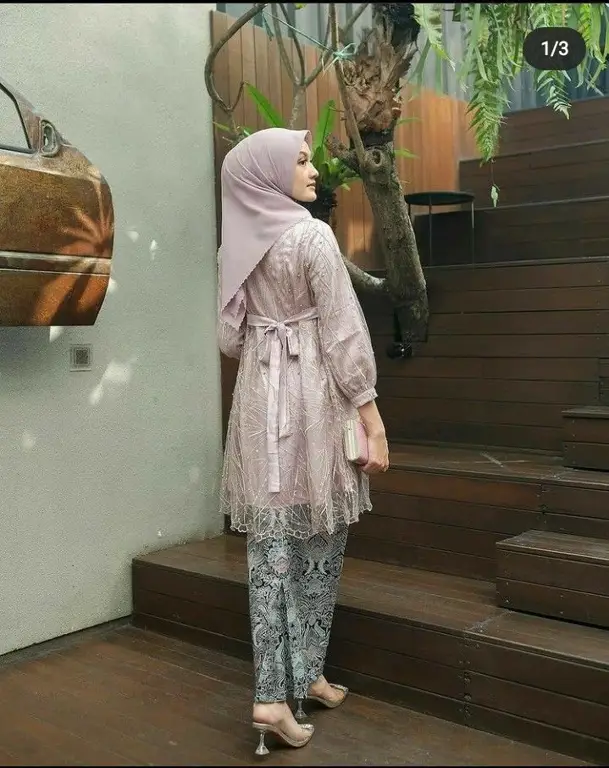 Berbagai Gaya Hijab untuk Kebaya Wisuda