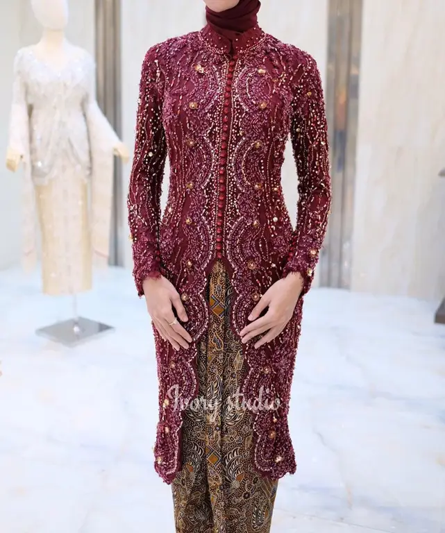 Gaya hijab yang cocok untuk dipadukan dengan kebaya maroon