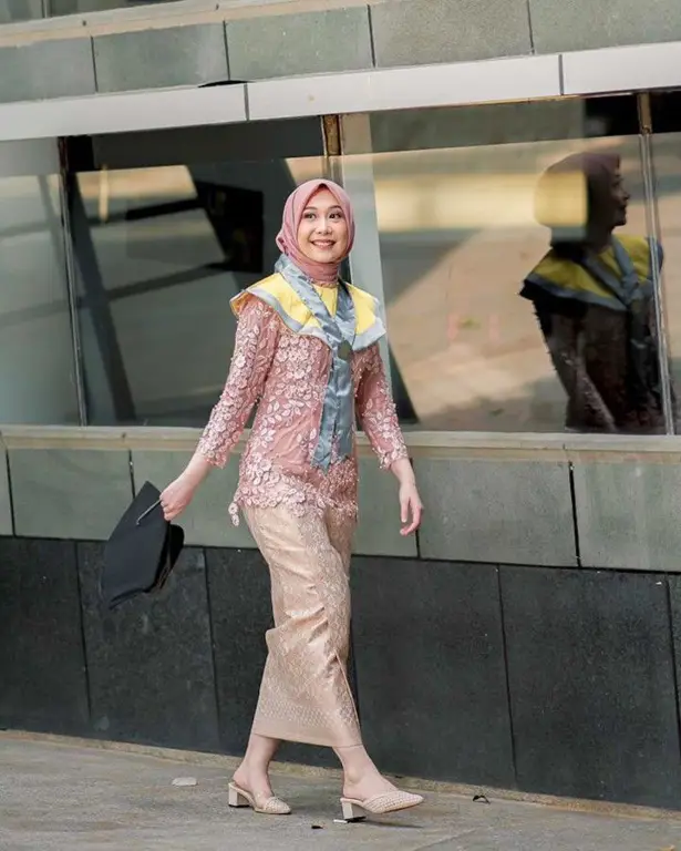 Pilihan gaya hijab yang cocok untuk kebaya wisuda modern