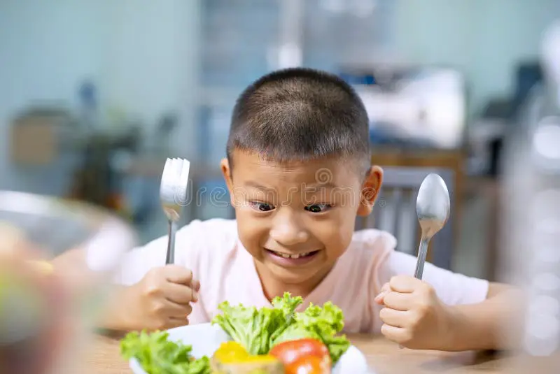 Bayi sehat dan bahagia sedang makan makanan bergizi