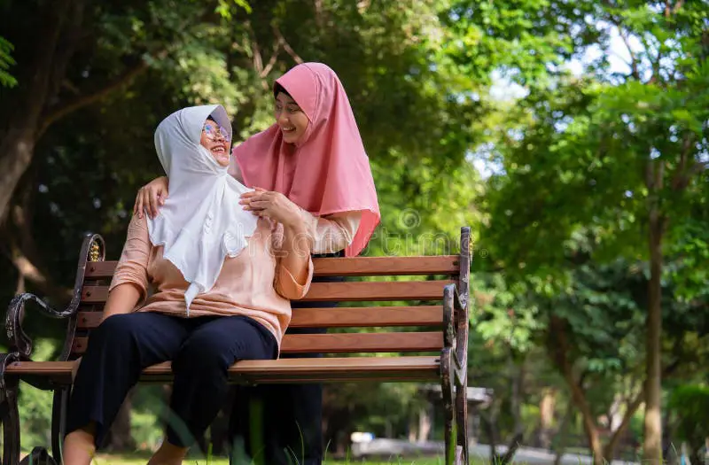 Wanita merawat hijabnya