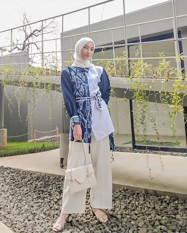 Inspirasi padu padan baju batik wanita hijab