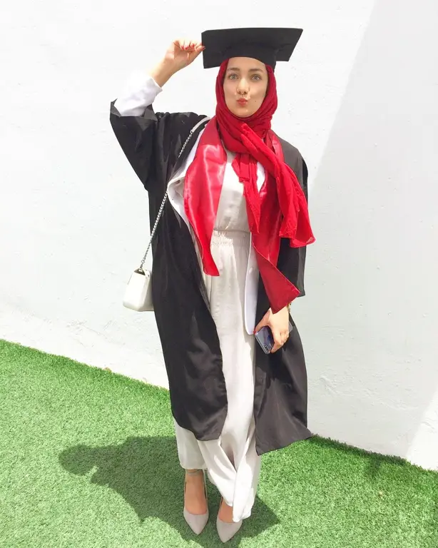 Tampil stylish dan percaya diri dengan dress wisuda hijab