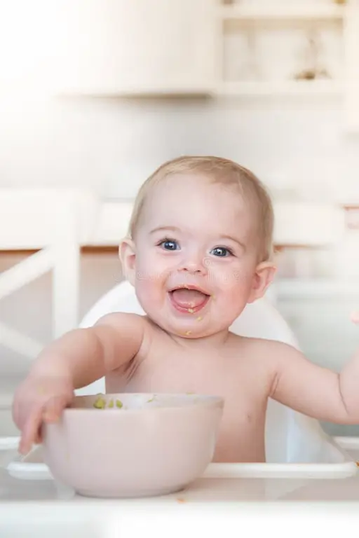 Bayi sehat dan bahagia sedang makan