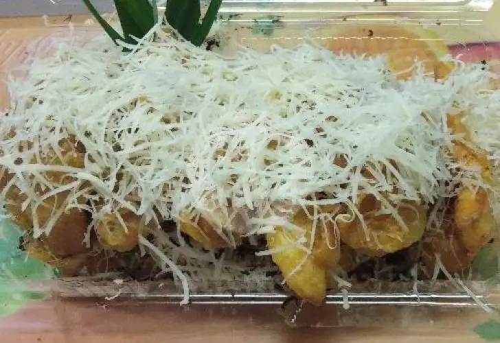 Topping keju yang melimpah pada pisang keju susu.